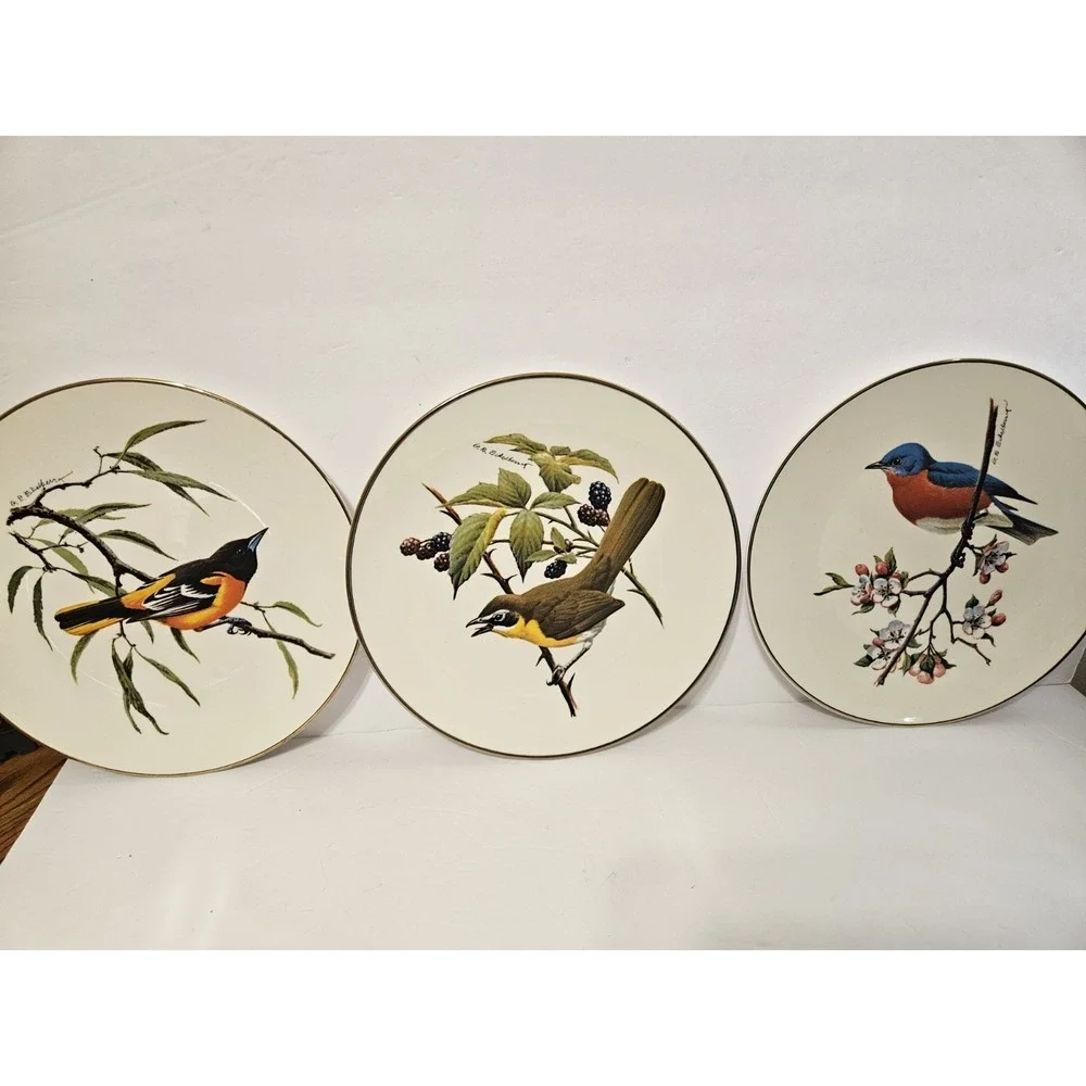 Vintage Avon North American Songbird Special Edition 3 Plate Set 10.5 Inches.